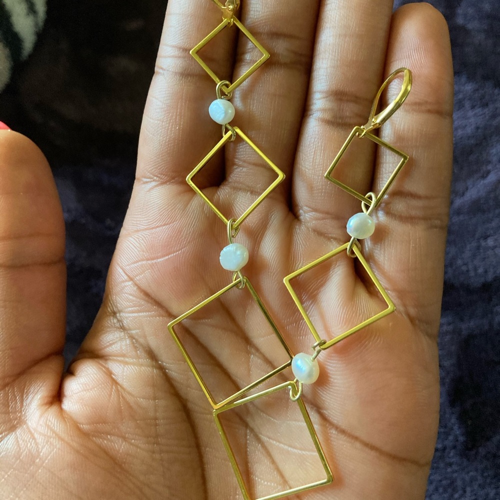 Dangle pearl and gold metal earrings